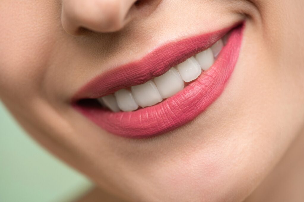 6 Best Teeth Whitening ways to try at Home